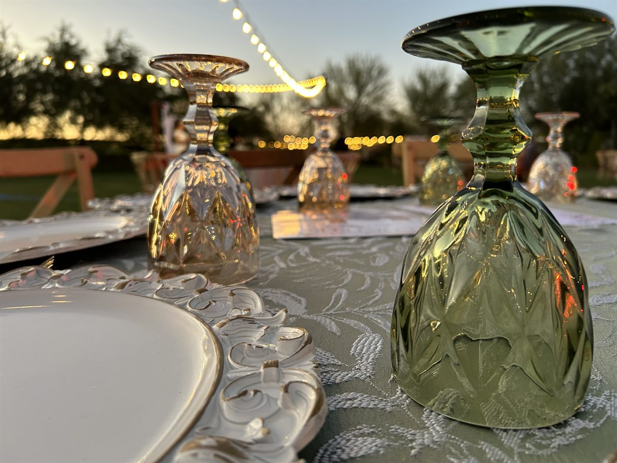 Jardín preparado para ceremonia de boda al aire libre