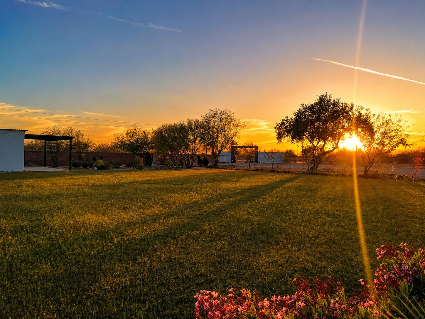 Pareja celebrando en jardín de eventos en Hermosillo